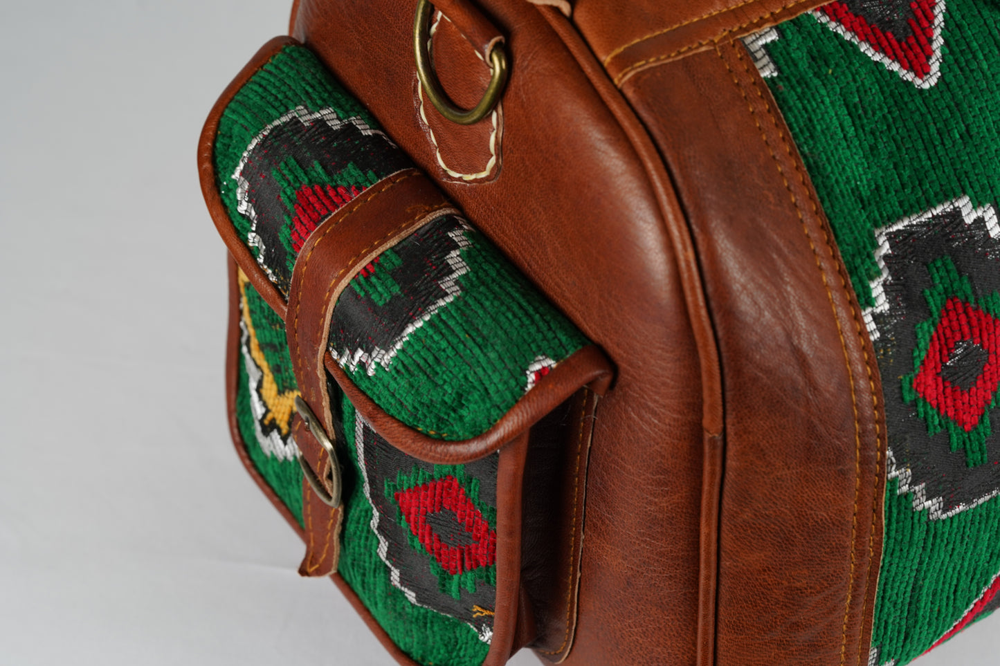 Handgefertigte Reisetasche aus Leder mit traditionellem marokkanischen Teppichmuster - morabel
