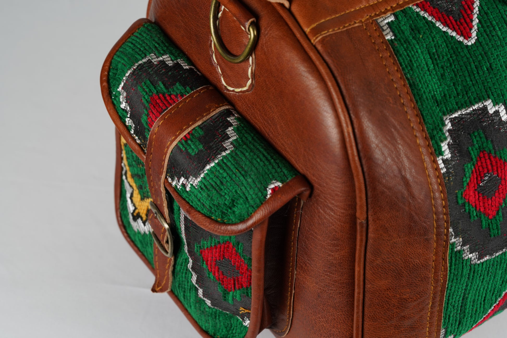 Handgefertigte Reisetasche aus Leder mit traditionellem marokkanischen Teppichmuster - morabel