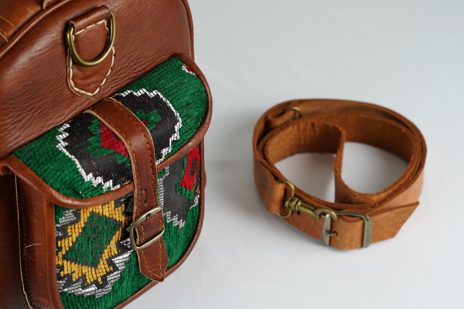 Handgefertigte Reisetasche aus Leder mit traditionellem marokkanischen Teppichmuster - morabel