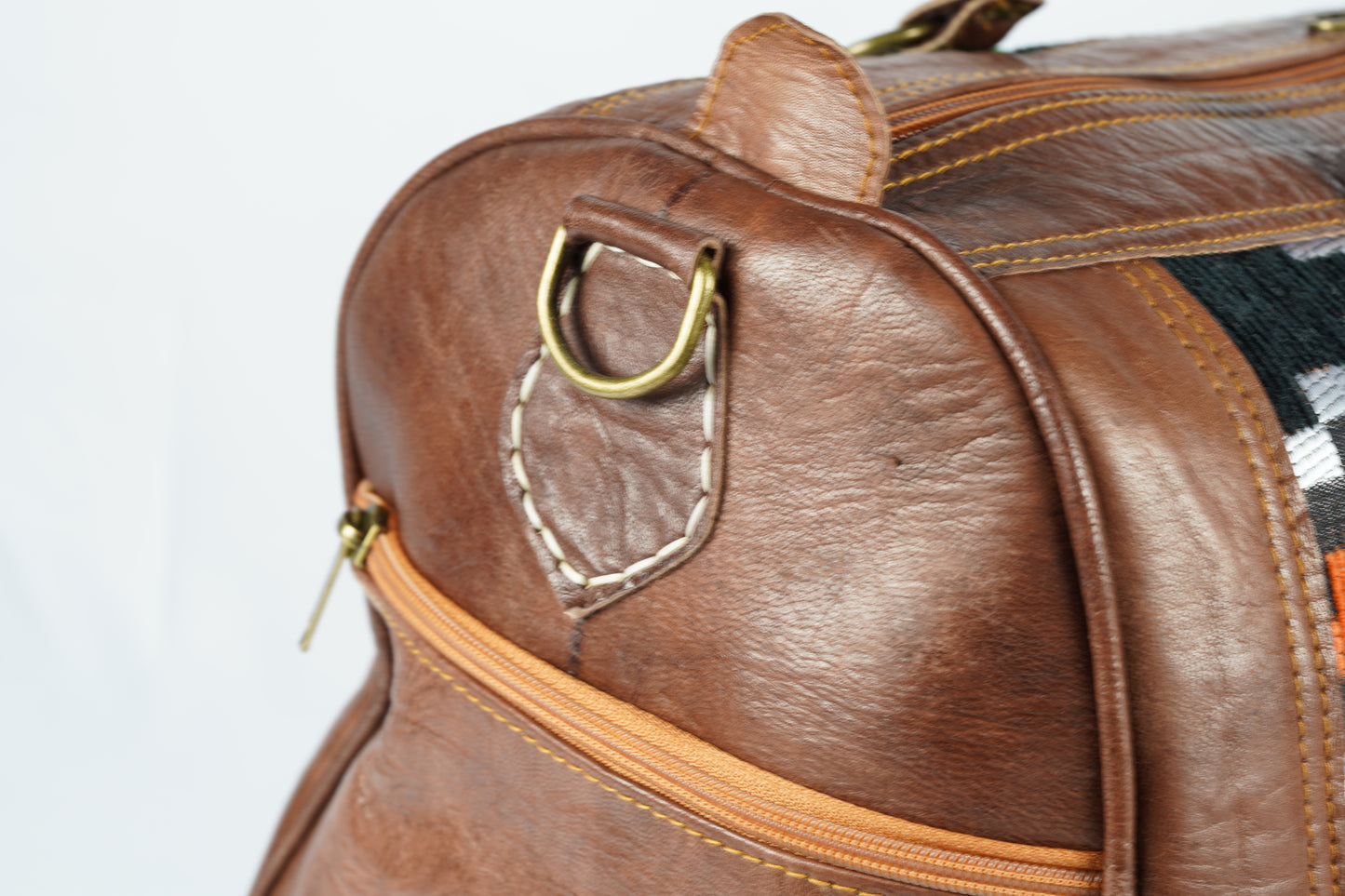 Handgefertigte Reisetasche aus echtem Leder und traditionellem Textilgewebe - morabel