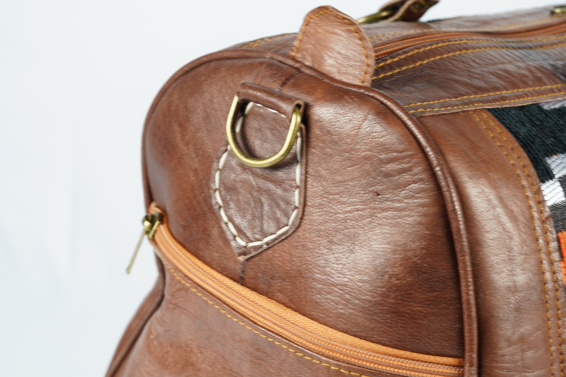 Handgefertigte Reisetasche aus echtem Leder und traditionellem Textilgewebe - morabel