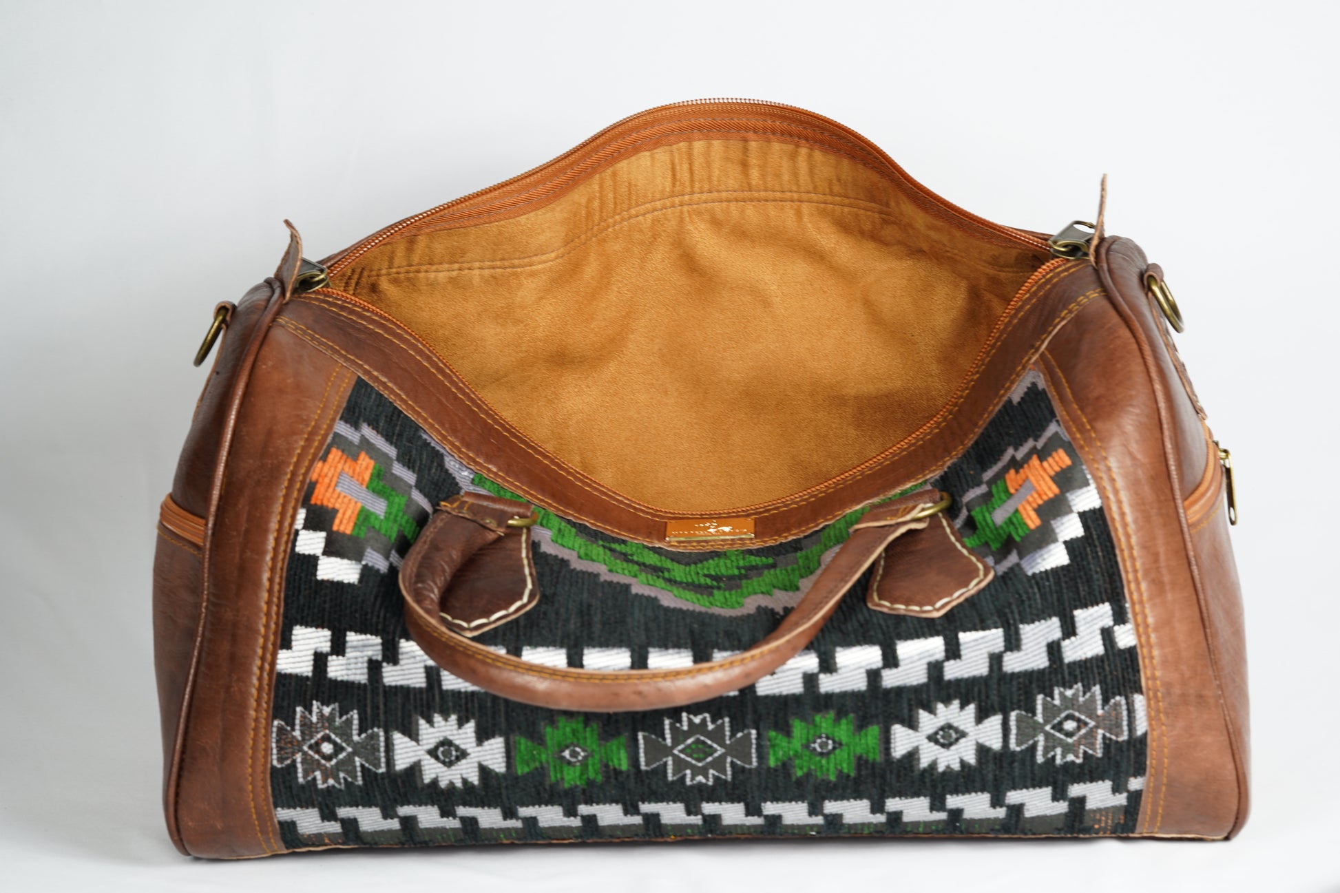 Handgefertigte Reisetasche aus echtem Leder und traditionellem Textilgewebe - morabel