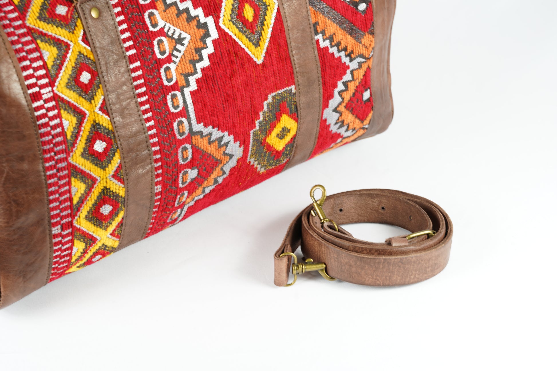 Handgefertigte Reisetasche aus Leder mit traditionellem marokkanischen Teppichmuster - morabel