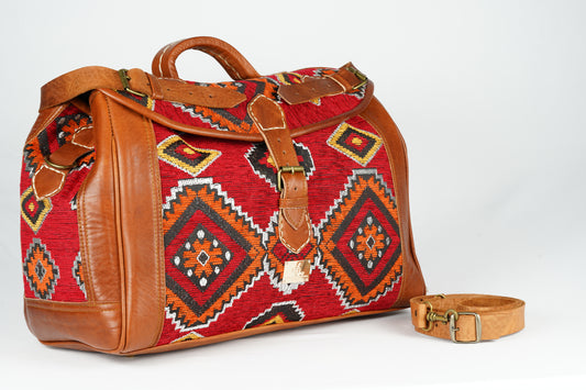 Handgefertigte Reisetasche aus Leder mit traditionellem marokkanischen Teppichmuster - morabel
