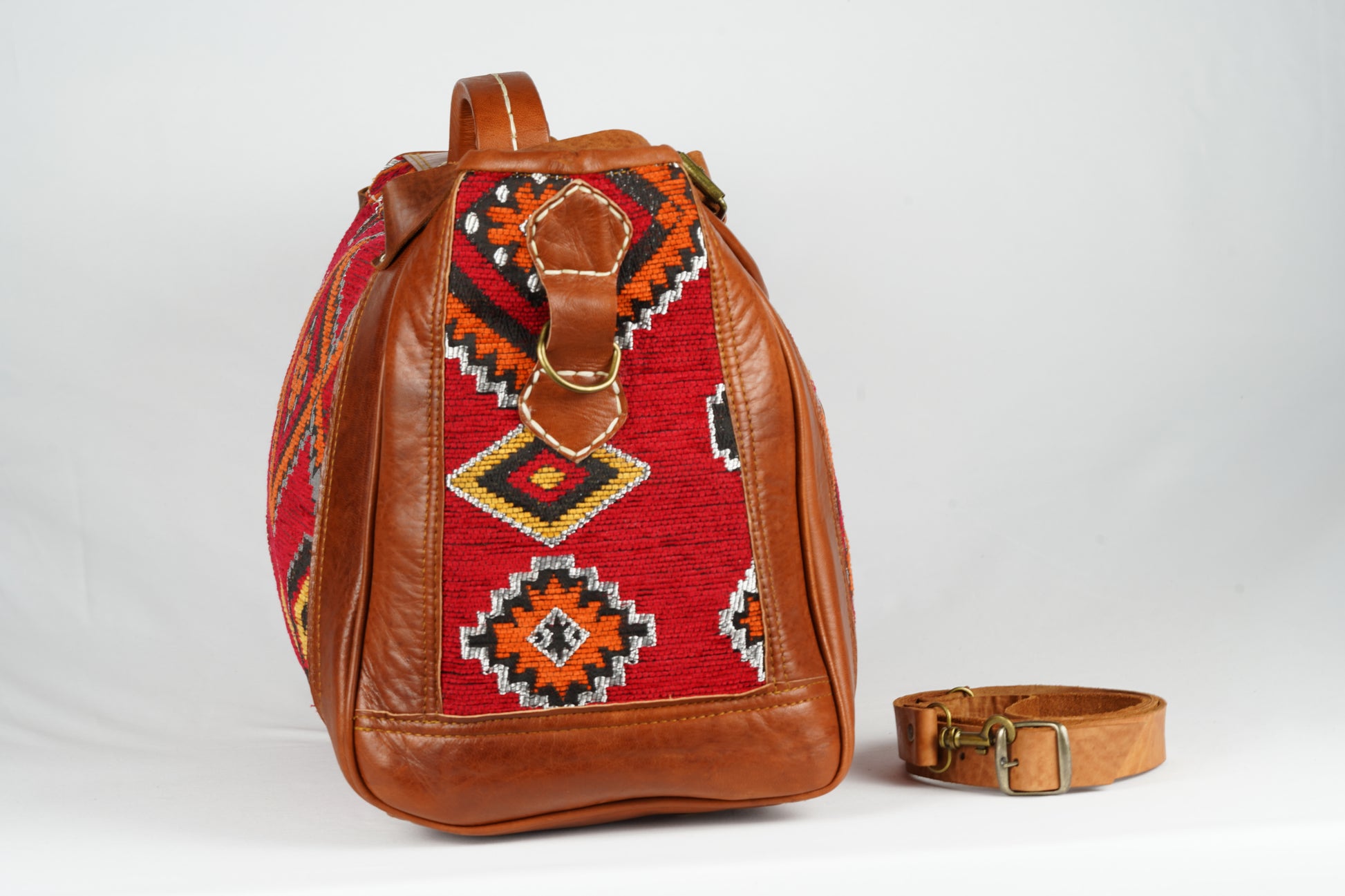 Handgefertigte Reisetasche aus Leder mit traditionellem marokkanischen Teppichmuster - morabel