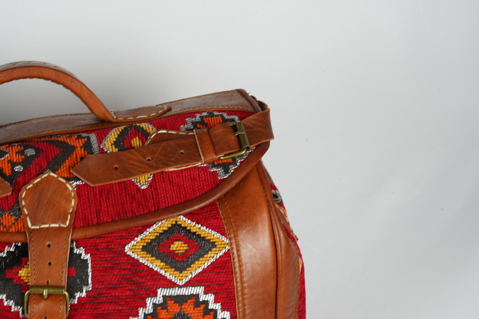 Handgefertigte Reisetasche aus Leder mit traditionellem marokkanischen Teppichmuster - morabel