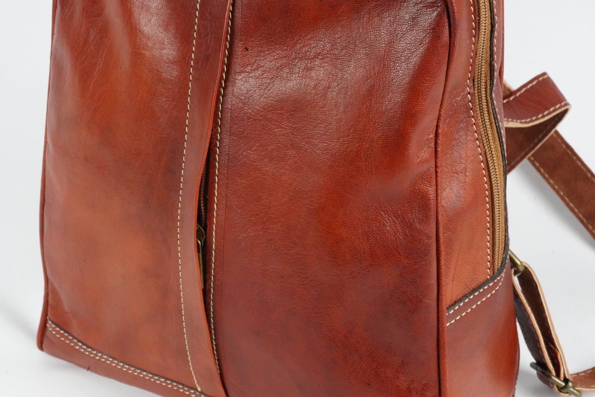 Echtleder Rucksack für Damen und Herren, handgefertigt in Marokko. Perfekt für den Alltag oder als stilvolle Vintage-Tasche - morabel