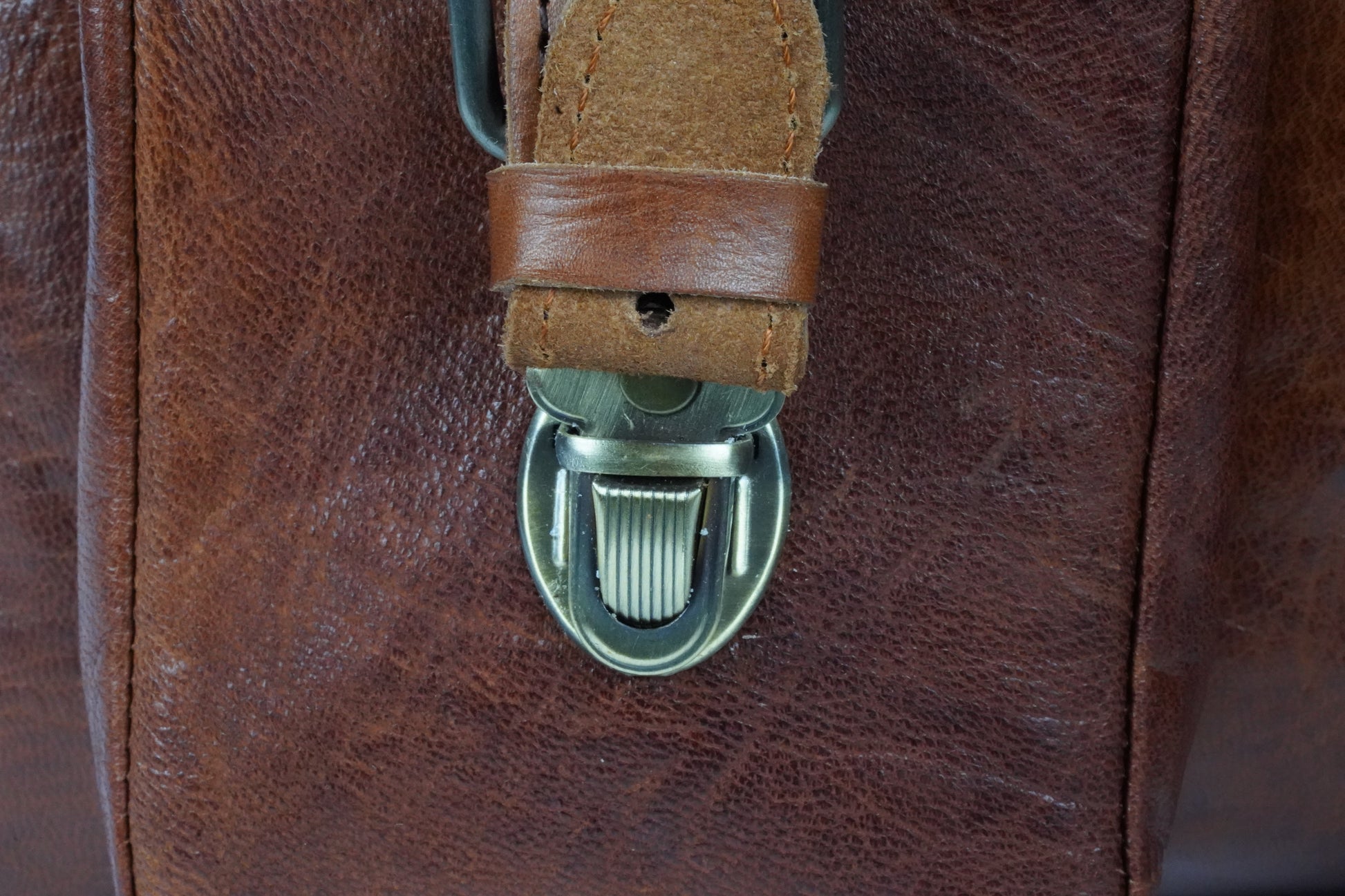 Handgemachte braune Ledertasche – Vintage Umhängetasche aus Echtleder, handgefertigt in Marokko, ideal für Alltag und Reisen - morabel