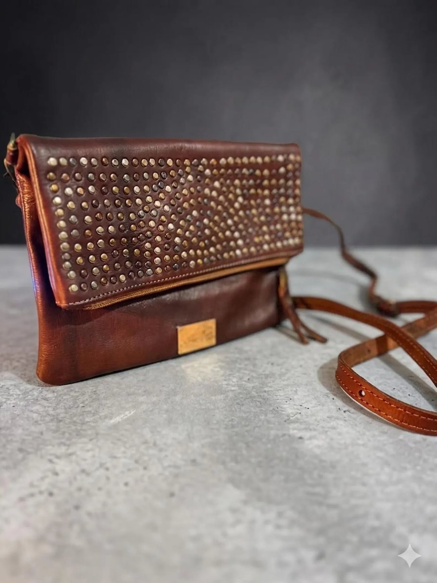 Umhängetasche aus Leder mit Nietenklappe